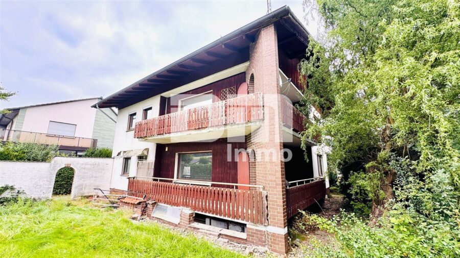 Geräumiges 1 bis 2 Familienhaus mit gigantischem Grundstück und Doppelgarage - Rückansicht